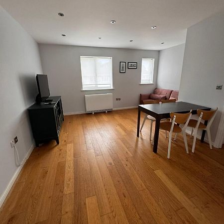 2-Bedroom Flat Walking Distance To Excel London - Perfect Location! المظهر الخارجي الصورة